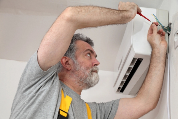 electrician installing air conditioner dedicated electrical socket