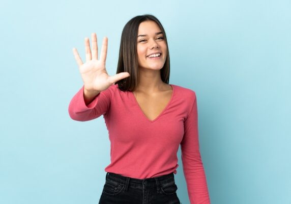 woman holding five fingers up depicting Common Thermostat Problems